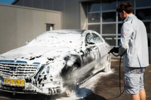 Mercedes S-Klasse tijdens een krasvrije handwas