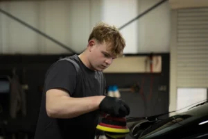Detailer van Shiny Bubble aan het werk