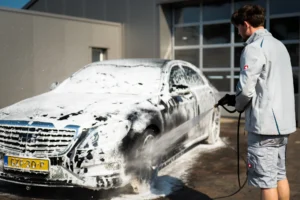 Mercedes S-Klasse tijdens een krasvrije handwas