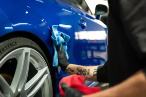 Audi TT RS wordt ontvet voor de keramische coating