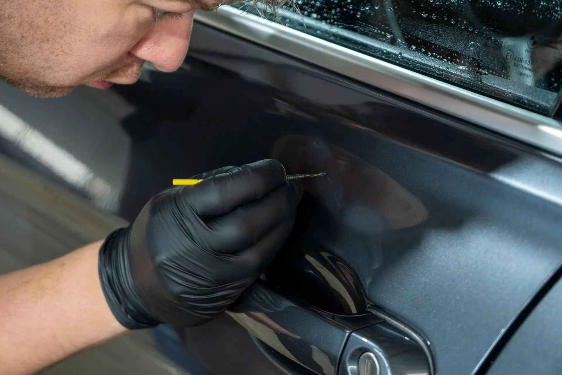 Kras inleggen in de lak met de juiste kleur