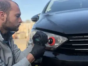 Koplamp polijsten met de machine