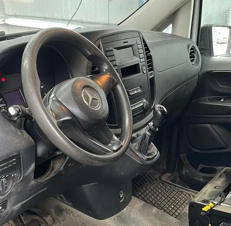 Vies interieur van een Mercedes Vito