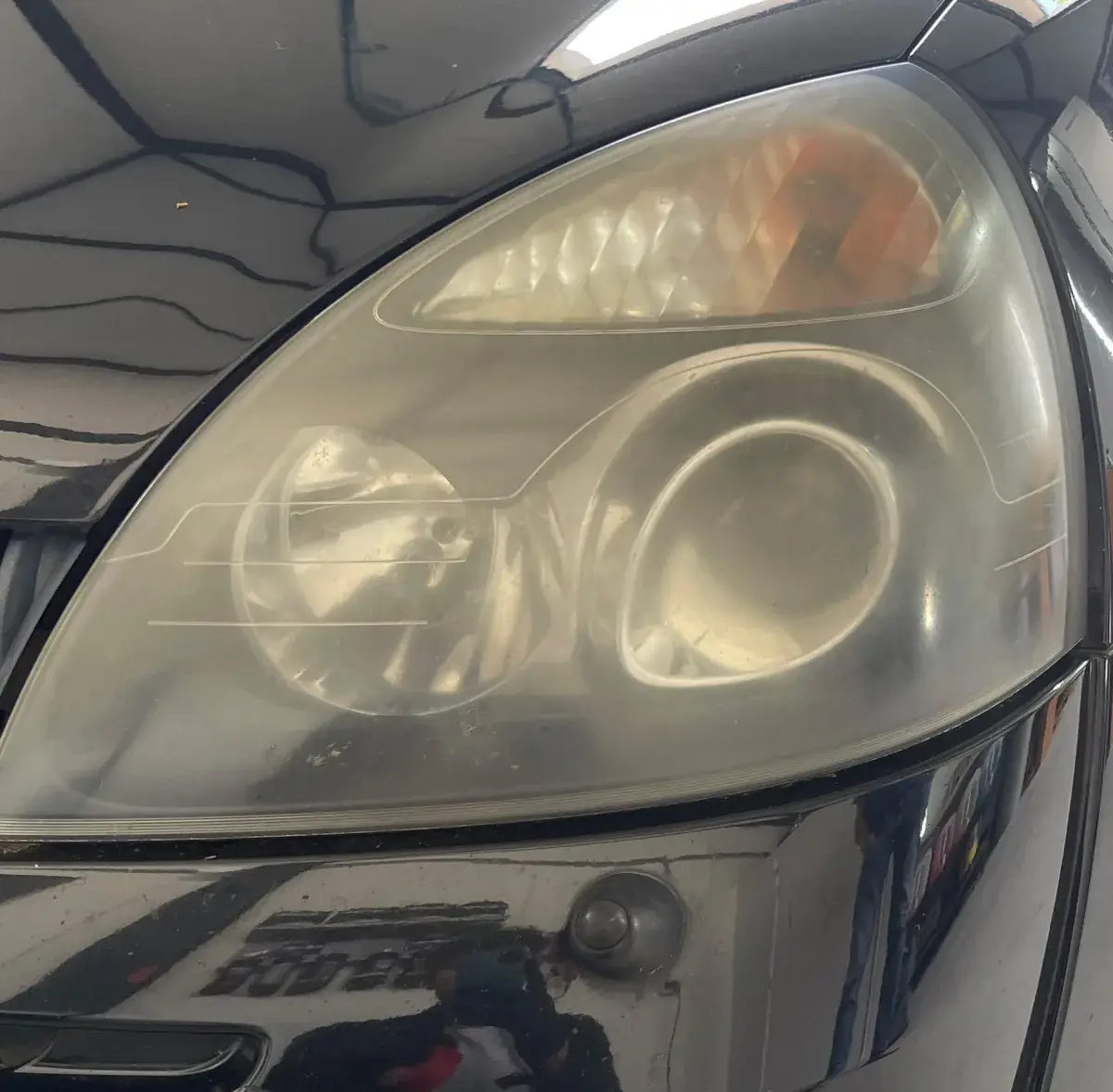 Doffe, vergeelde koplamp voor het polijsten