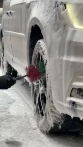 Velg reinigen met een borstel in het schuim